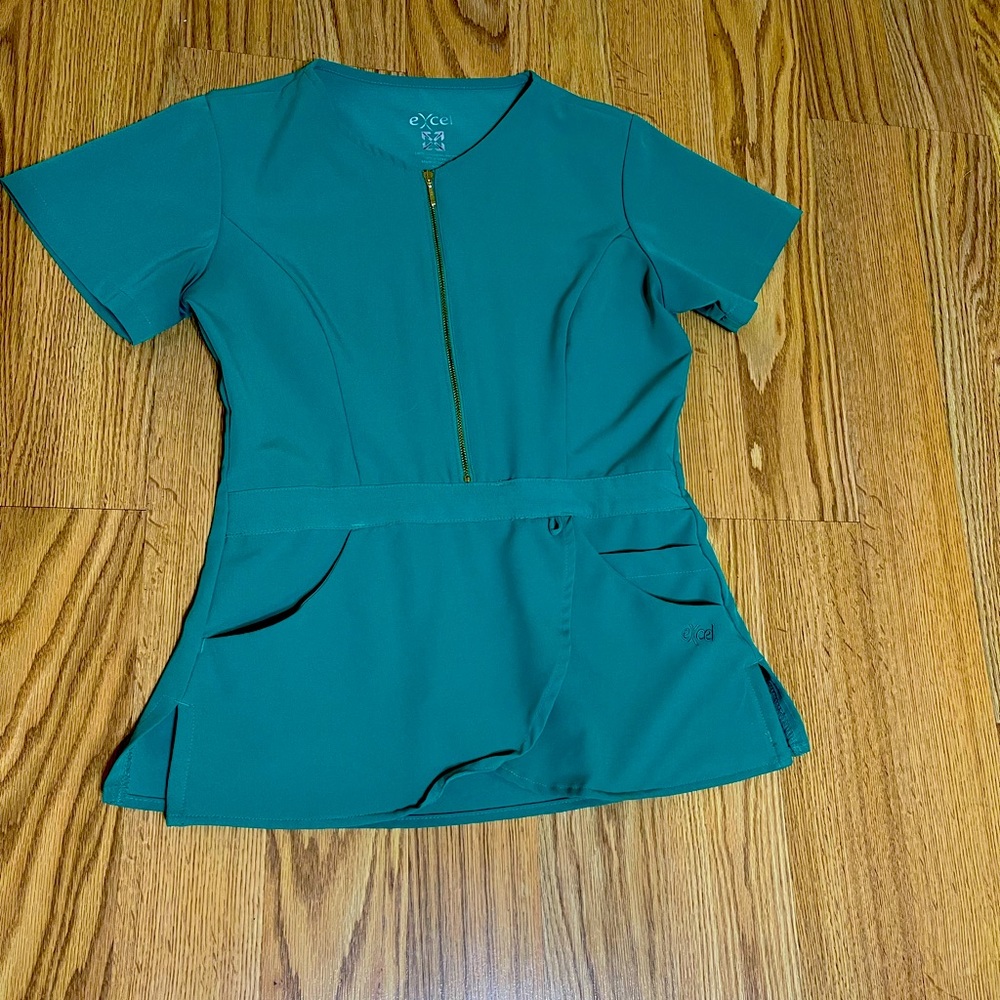 Excel scrub top. NWOT. Size small.